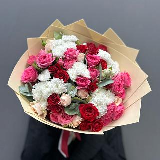 Букет из разноцветных кустовых роз и хризантем (19 шт)