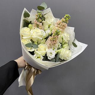 Микс из белой розы, эустомы, маттиолы и эвкалипта в белом фоамиране