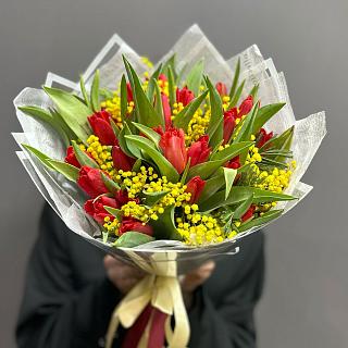 Микс из 25  красных тюльпанов и мимозы