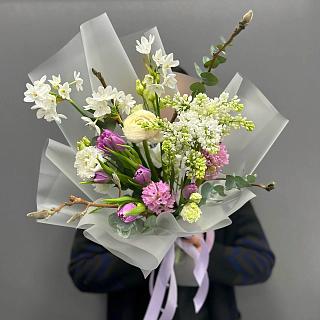 Весенний букет с магнолией, сиренью и ранункулюсами 