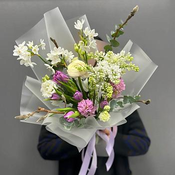 Весенний букет с магнолией, сиренью и ранункулюсами 