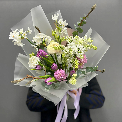 Весенний букет с магнолией, сиренью и ранункулюсами  с доставкой в Москве