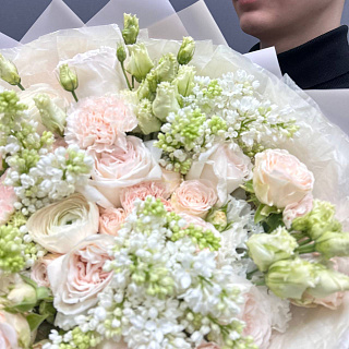 Микс с ранункулюсами, сиренью и розами