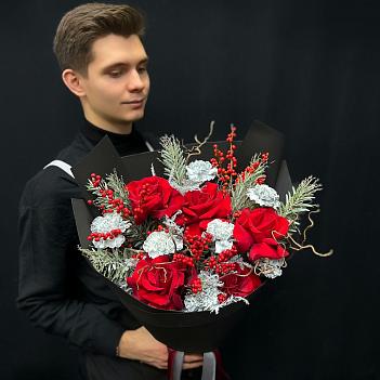 Авторский микс с французскими розами в черном фоамране