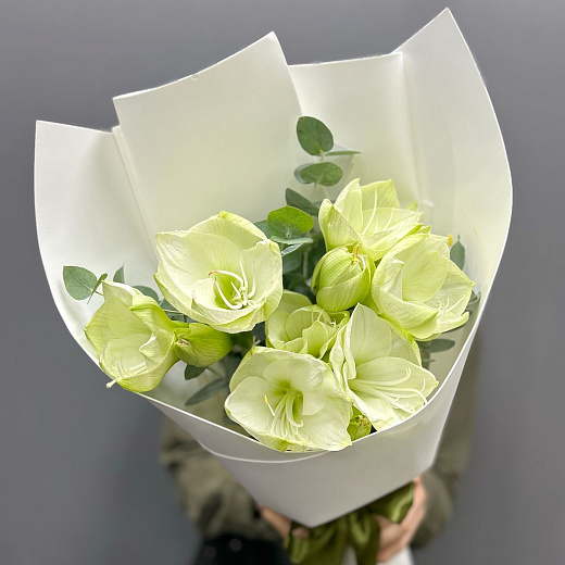 Букет из 3 белых амариллисов с эвкалиптом  с доставкой в Москве