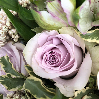 Букет из сиренево-лиловых роз, альстромерий, озотамнуса, вероники и декоративной зелени