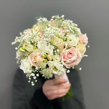 Букет невесты из роз, эустомы и гипсофилы
