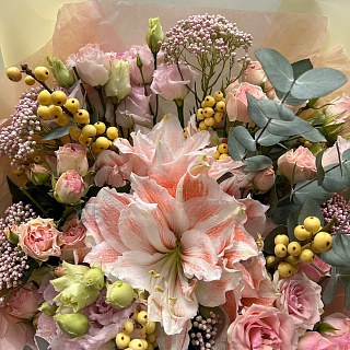 Букет с двуцветным амариллисом, илексом и кустовой розой 