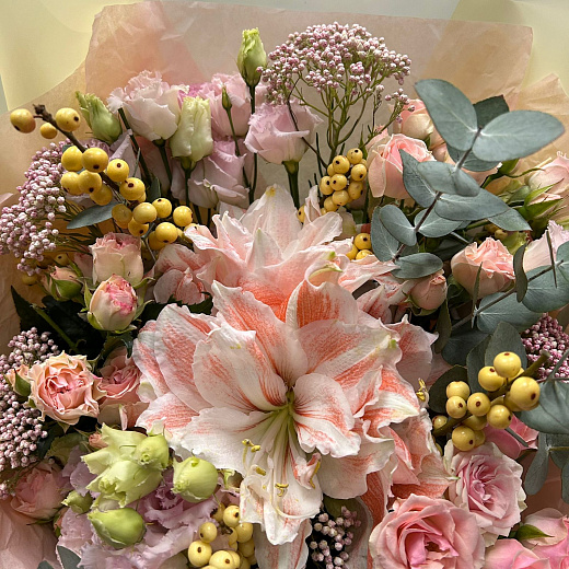 Букет с двуцветным амариллисом, илексом и кустовой розой по лучшей цене в Москве Букет с двуцветным амариллисом, илексом и кустовой розой с доставкой в Москве