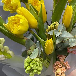 Букет из тюльпанов, гиацинтов и нарциссов в декоративной упаковке 