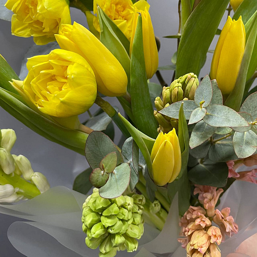 Букет из тюльпанов, гиацинтов и нарциссов в декоративной упаковке  с доставкой в Москве