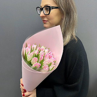 Букет из 19 розовых сортовых тюльпанов в розовом фоамиране