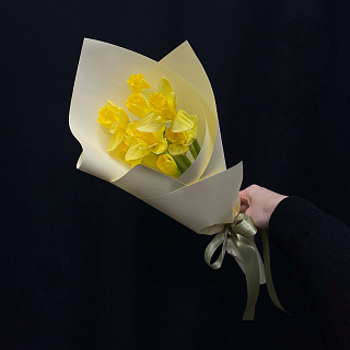 Букет 9 нарциссов в матовой пленке