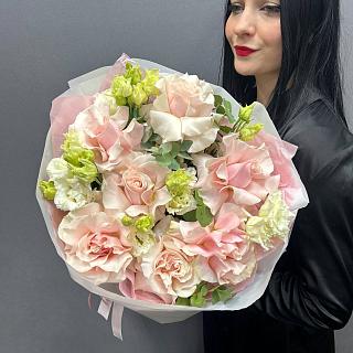 Букет из 7 французских роз и махровой эутомы в упаковке тарелкой 