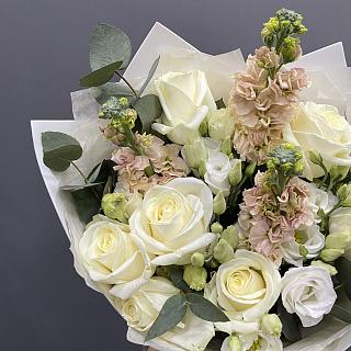 Микс из белой розы, эустомы, маттиолы и эвкалипта в белом фоамиране