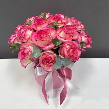 Букет из 19 роз Джумилия с эвкалиптом в розовой коробке