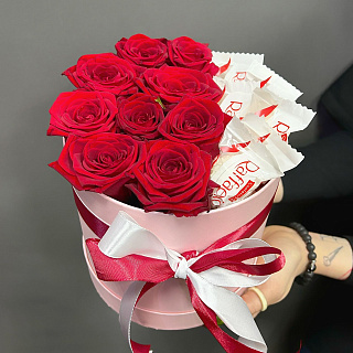 Коробка с крас ными розами и конфетами  Рафаэлло
