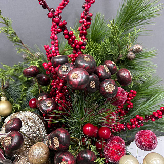 Авторская композиция в шляпной коробке с миксом из хвои и декором