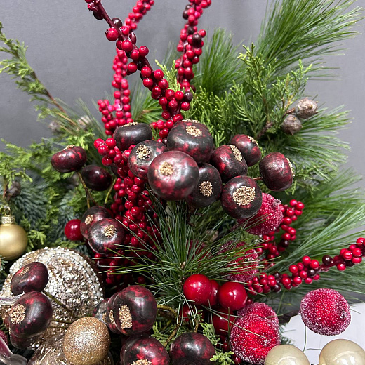 Авторская композиция в шляпной коробке с миксом из хвои и декором с доставкой в Москве