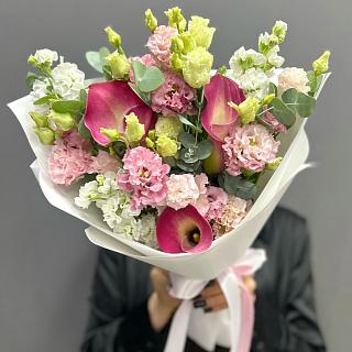 Микс с каллами, эустомой и белой маттиолой