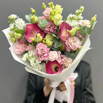 Микс с каллами, эустомой и белой маттиолой