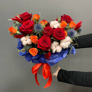 Композиция в коробке с одноголовыми, кустовыми розами и эрингиумом