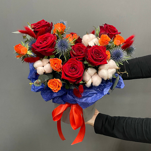 Композиция в коробке с одноголовыми, кустовыми розами и эрингиумом с доставкой в Москве