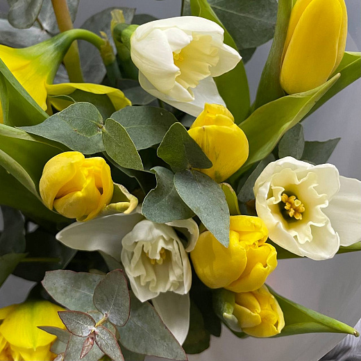 Весенний букет с тюльпанами и нарциссами с доставкой в Москве