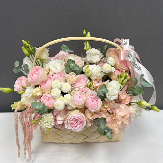 Плетёное кашпо с розовыми гортензиями, пионовидной розой и амарантом 