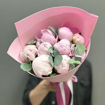 Букет из 9 садовых пионов Сара Бернар и эвкалипта в розовом фоамиране
