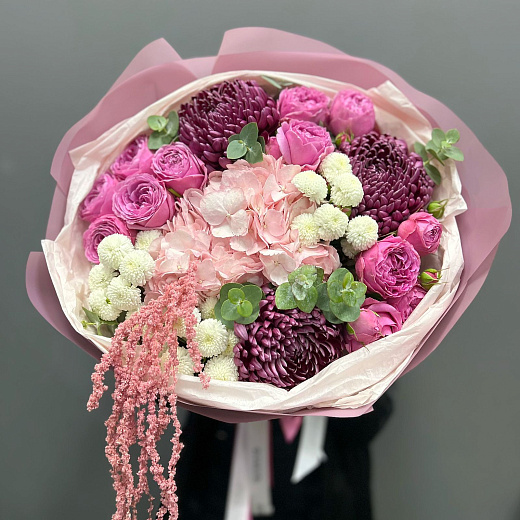 Букет с розовой гортензией, сезонными хризантемами и мисти баблс  с доставкой в Москве