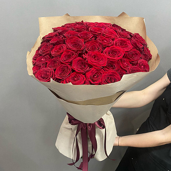 Букет из 51 красной розы в крафте (60 см)