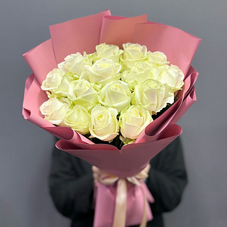 Букет из 15 белых роз (50 см) в розовой упаковке