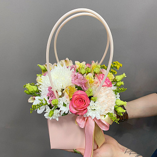 Персиковая мини-сумочка с розами Джумилия и хризантемой