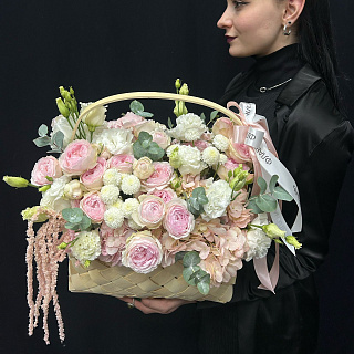 Плетёное кашпо с розовыми гортензиями, пионовидной розой и амарантом 