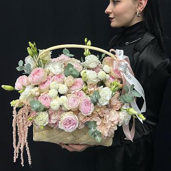 Плетёное кашпо с розовыми гортензиями, пионовидной розой и амарантом 