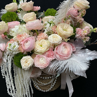 Композиция в плетеном кашпо с ранункулусами, белыми гладиолусами, гортензиями и пионовидными розами