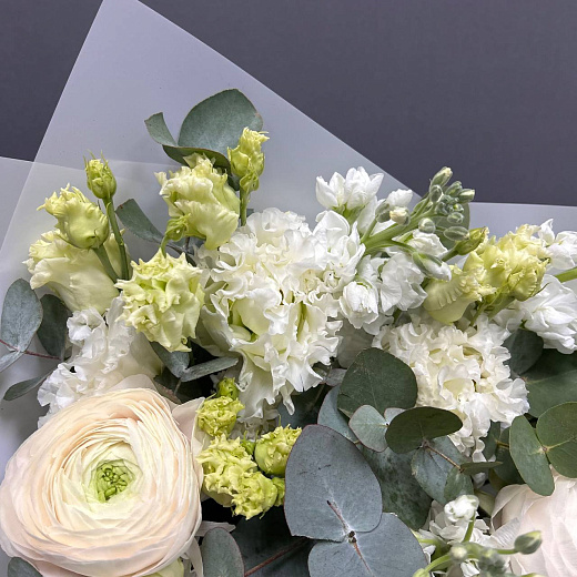 Букет из ранункулюсов, маттиолы и махровой эустомы с доставкой в Москве