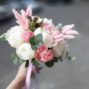 Букет невесты с белыми пионами и кустовыми розами
