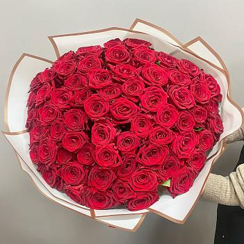 Букет из 51 красной розы (60 см) в дизайнерской пленке