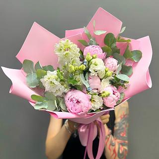 Микс с пионами Сара Бернар, белым дельфиниумом и оксипеталлумом