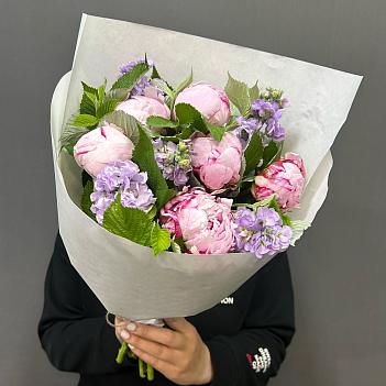 Букет из 7 пионов Сара Бернар, маттиолы и листьев малины