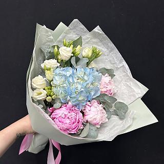 Микс с голубой гортензией, пионами Сара Бернар и эустомой