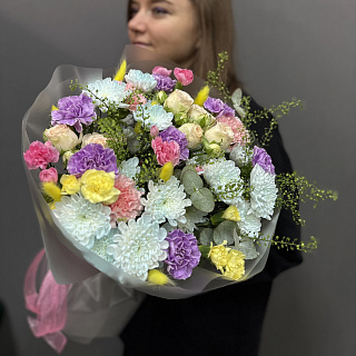Дофаминовый букет с кустовой хризантемой, гвоздиками, пионовидной розой и лагурусом в матовой пленке