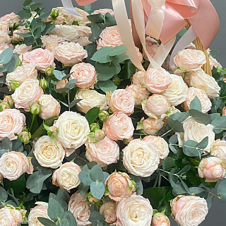 Пионовидные розы Бомбастик с эвкалиптом в корзине ( 39 шт)