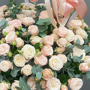 Пионовидные розы Бомбастик с эвкалиптом в корзине