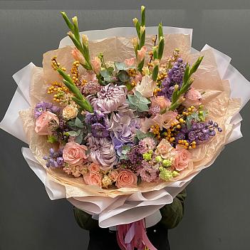 Осенний микс с илексом, сезонной хризатемой гладиолусами и гортензией 