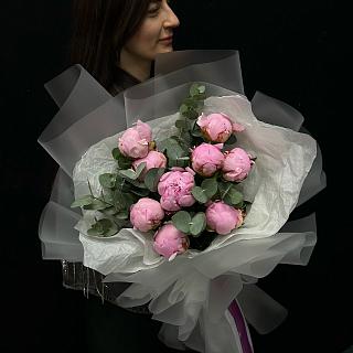 Букет из 9 пионов Сара Бернар и эвкалипта в многослойной упаковке