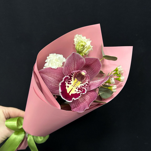 Букет из розовой орхидеи и эустомы с доставкой в Москве