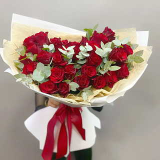 Авторский букет из 25 красных роз Эксплорер и эвкалипта